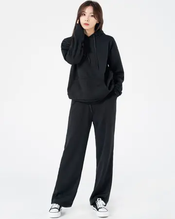 블랙·그레이 톤 조거팬츠와 후드티 전신 코디 사진
