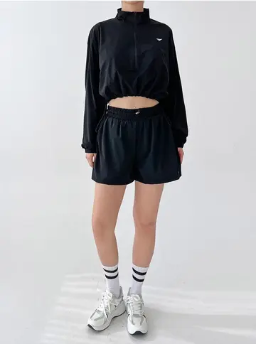 블랙·차콜 톤 반바지와 긴팔티 전신 코디 사진
