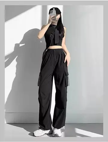 블랙 카고팬츠와 블랙 나시 전신 코디 사진