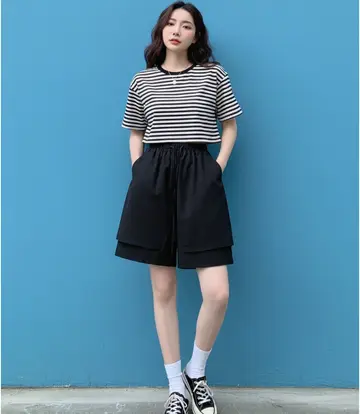 화이트·차콜 톤 반바지와 반팔티 전신 코디 사진