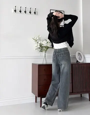 블랙·화이트 톤 청바지와 가디건 전신 코디 사진
