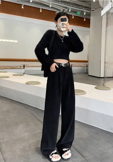 블랙 코듀로이 와이드팬츠와 블랙 니트 전신 코디 사진
