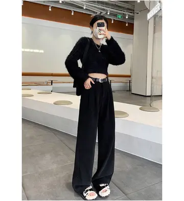 블랙·카멜 톤 코듀로이 와이드팬츠와 니트 전신 코디 사진