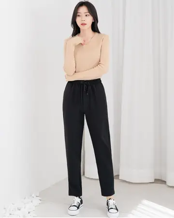 베이지·블랙 톤 배기팬츠와 긴팔티 전신 코디 사진