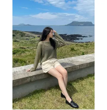 차콜·카키 톤 반바지와 니트 전신 코디 사진