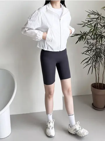 화이트·아이보리 톤 바람막이와 후드티 전신 코디 사진
