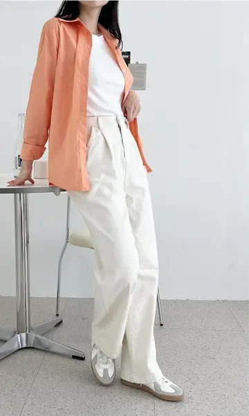 카멜·화이트 톤 오버핏 배기팬츠와 셔츠 전신 코디 사진