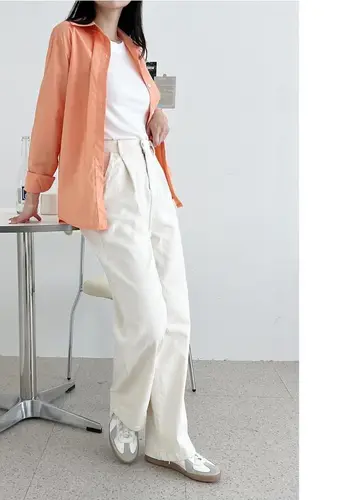 카멜·화이트 톤 배기팬츠와 셔츠 전신 코디 사진