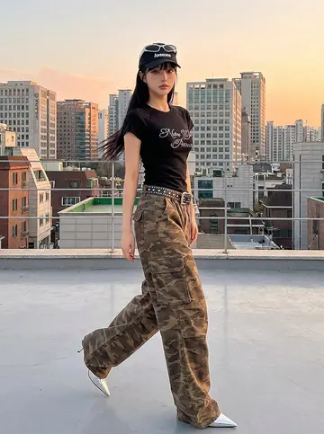 블랙·차콜 톤 반팔티와 카고팬츠 전신 코디 사진