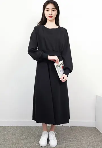 블랙·화이트 톤 롱원피스 전신 코디 사진