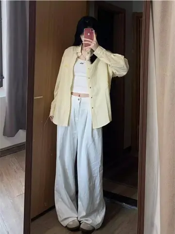 오버핏 스트라이프 셔츠와 옐로우 재킷 전신 코디 사진