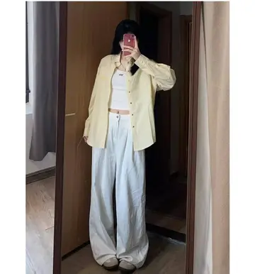 화이트·아이보리 톤 스트라이프 셔츠와 재킷 전신 코디 사진