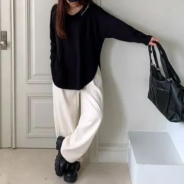 블랙 오버핏 긴팔티와 아이보리 조거팬츠 전신 코디 사진