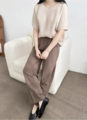 베이지 오버핏 니트와 슬랙스 전신 코디 사진