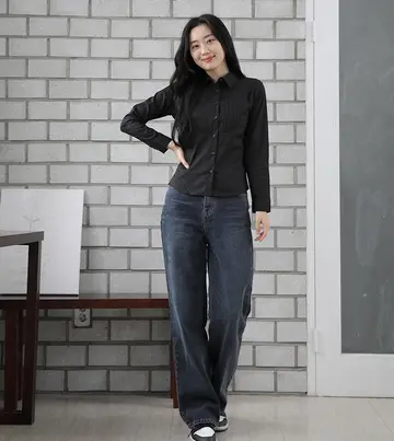 블랙 체크 블라우스와 청바지 전신 코디 사진