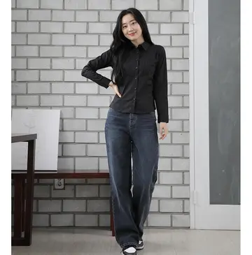 블랙·차콜 톤 체크 블라우스와 청바지 전신 코디 사진