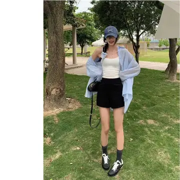 화이트 셔츠와 스카이블루 베스트 전신 코디 사진