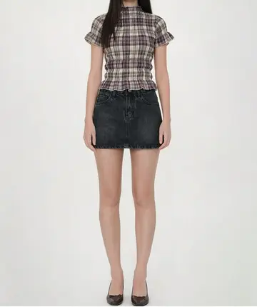데님 스커트와 체크 블라우스 전신 코디 사진