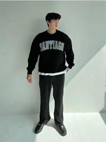 블랙·차콜 톤 와이드 조거팬츠와 맨투맨 전신 코디 사진