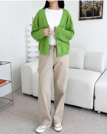 화이트·그레이 톤 가디건과 카고팬츠 전신 코디 사진