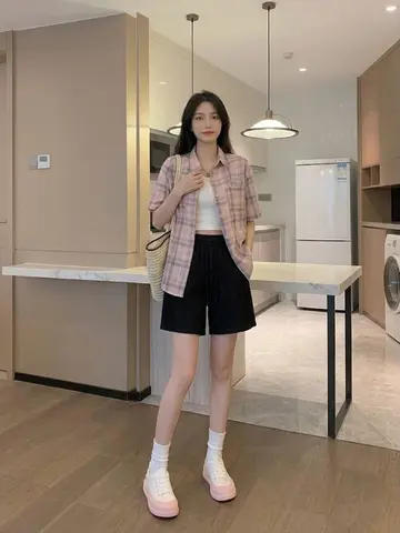 블랙 오버핏 데님 반바지와 체크 재킷 전신 코디 사진