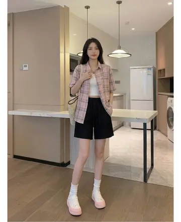 베이지·그레이 톤 데님 반바지와 재킷 전신 코디 사진