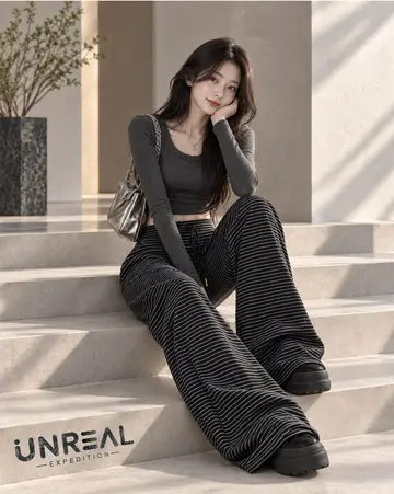블랙·그레이 톤 레깅스와 긴팔티 전신 코디 사진