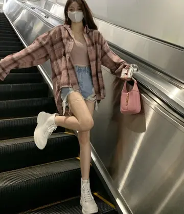 오버핏 체크 셔츠와 체크 재킷 전신 코디 사진
