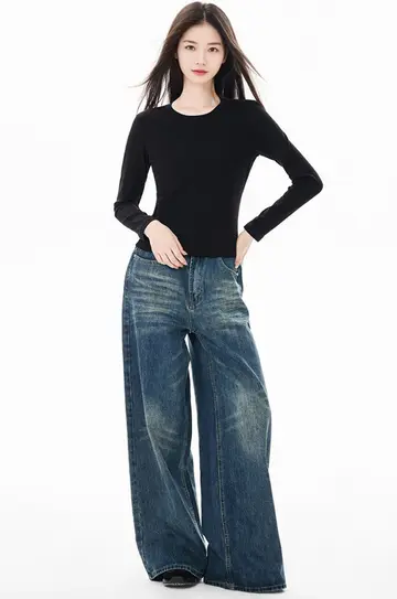 블랙·차콜 톤 긴팔티와 청바지 전신 코디 사진