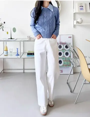 차콜·스카이블루 톤 꽈배기 배기팬츠와 가디건 전신 코디 사진