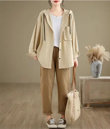베이지·화이트 톤 오버핏 바람막이와 나시 전신 코디 사진