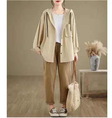 베이지·화이트 톤 바람막이와 나시 전신 코디 사진