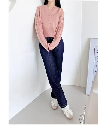 핑크·네이비 톤 꽈배기 배기팬츠와 니트 전신 코디 사진