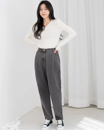 블랙·차콜 톤 청바지와 니트 전신 코디 사진