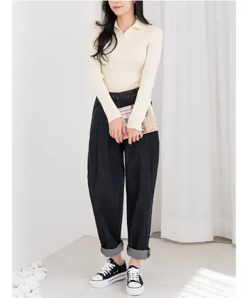 블랙·베이지 톤 청바지와 니트 전신 코디 사진
