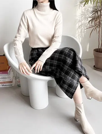 화이트·그레이 톤 터틀넥과 롱스커트 전신 코디 사진