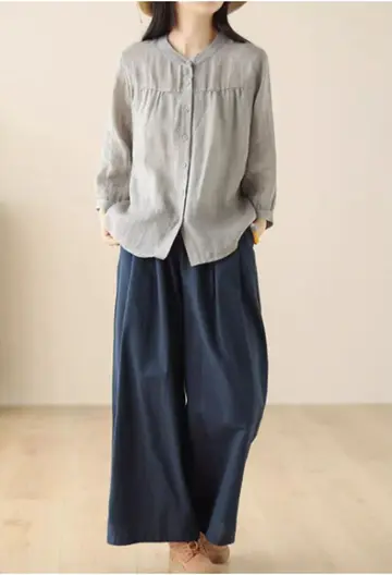 그레이 오버핏 린넨 블라우스와 네이비 와이드팬츠 전신 코디 사진
