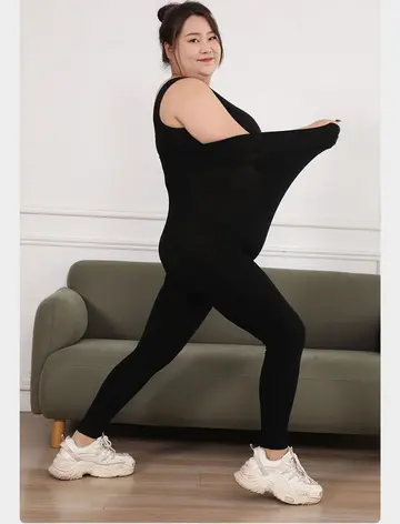 블랙·베이지 톤 레깅스 전신 코디 사진