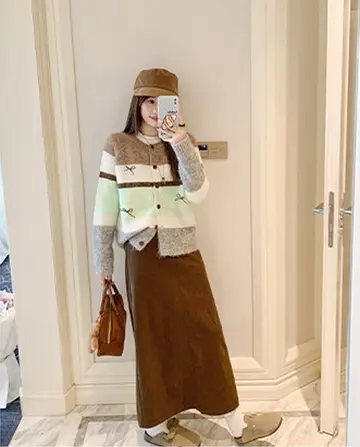 가디건과 브라운 롱스커트 전신 코디 사진