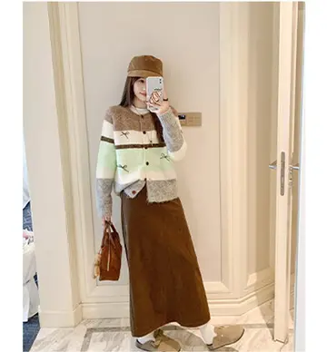 카키·아이보리 톤 가디건과 롱스커트 전신 코디 사진