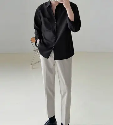 블랙 오버핏 셔츠와 슬랙스 전신 코디 사진
