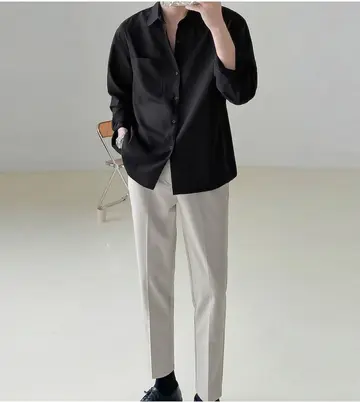블랙·차콜 톤 셔츠와 슬랙스 전신 코디 사진