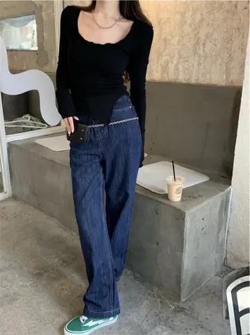 블랙 슬림핏 니트와 청바지 전신 코디 사진