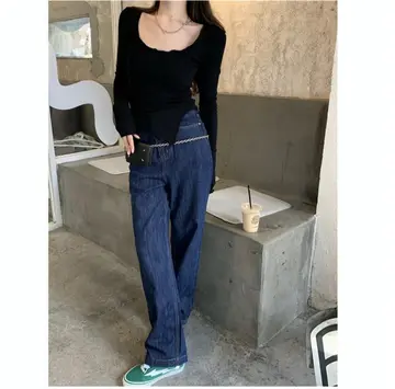 블랙·네이비 톤 니트와 청바지 전신 코디 사진