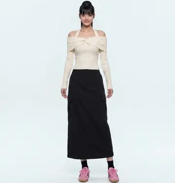 블랙·베이지 톤 롱스커트와 니트 전신 코디 사진