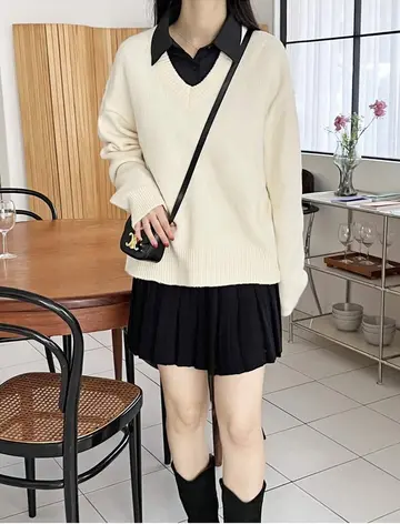 오버핏 브이넥 니트와 블랙 미니스커트 전신 코디 사진