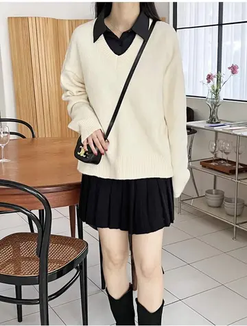 아이보리·블랙 톤 브이넥 니트와 미니스커트 전신 코디 사진