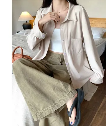 아이보리·그레이 톤 오버핏 코듀로이 셔츠와 와이드팬츠 전신 코디 사진