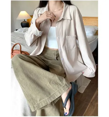 아이보리·그레이 톤 코듀로이 셔츠와 와이드팬츠 전신 코디 사진