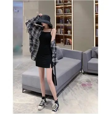 블랙·차콜 톤 체크 셔츠와 베스트 전신 코디 사진